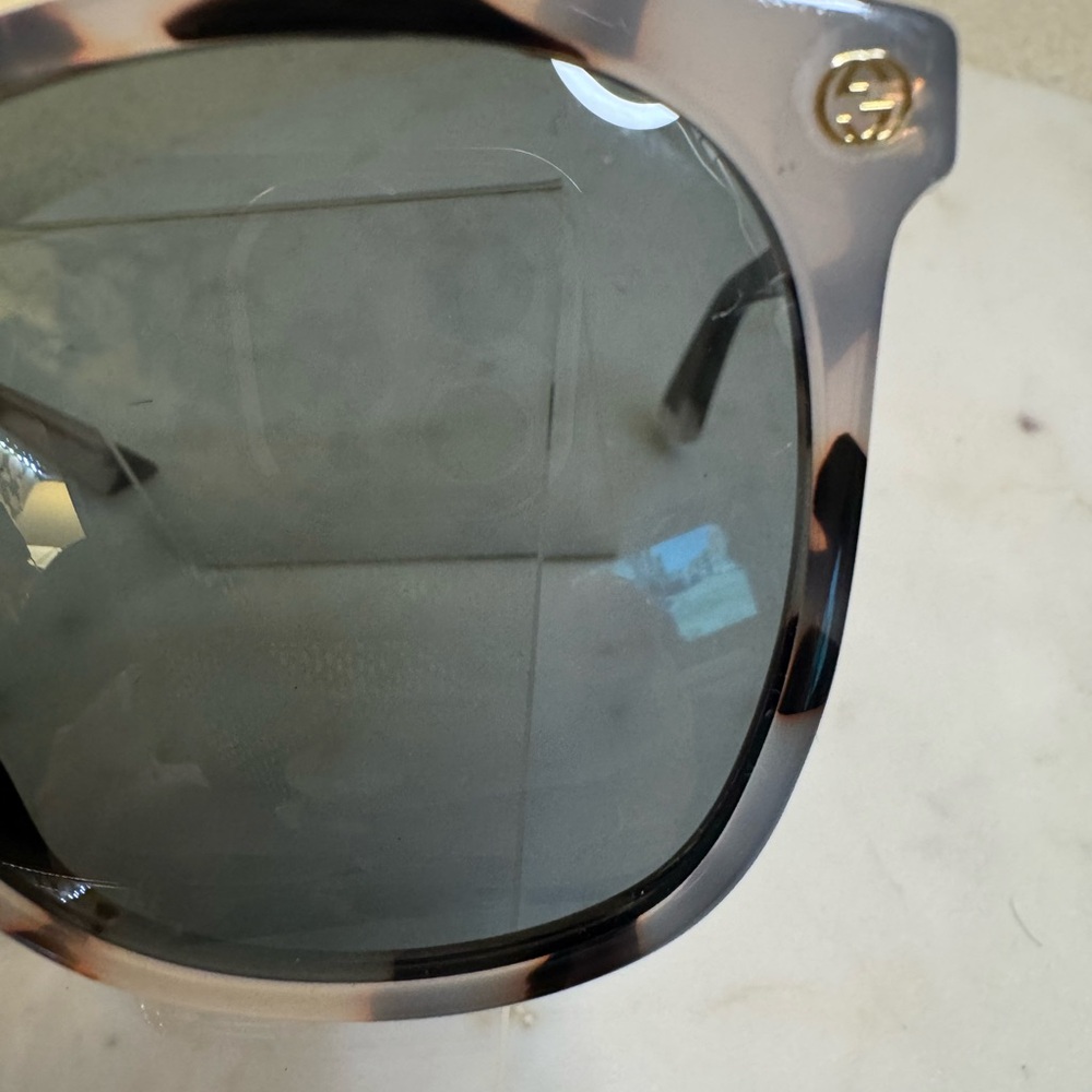 Gucci Grey Tortoise Sunglasses BNWT Includes Velvet Case, dusty & lens cloth - Picture 4 of 11